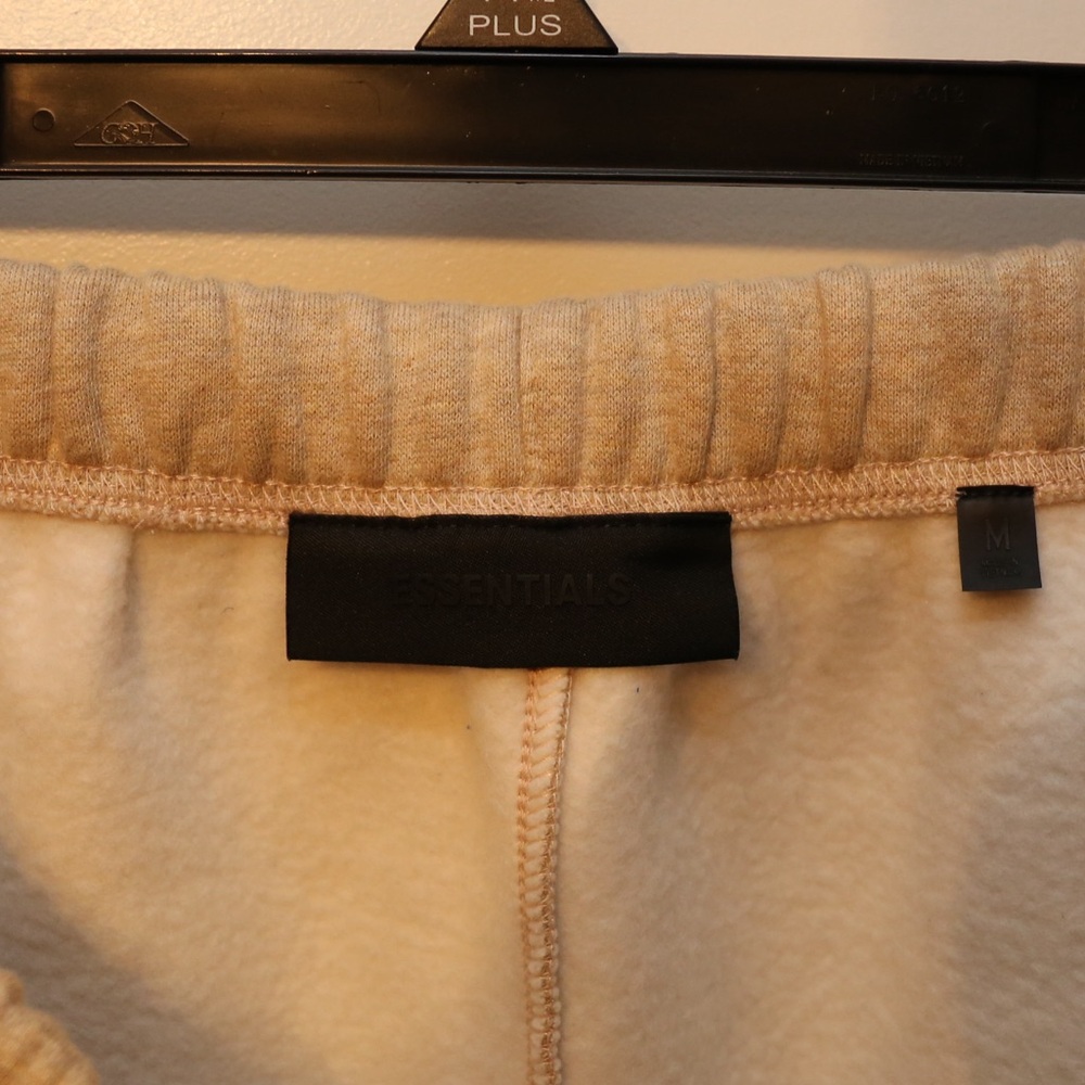 Fear of God Essentials Shorts - Picture 4 of 5
